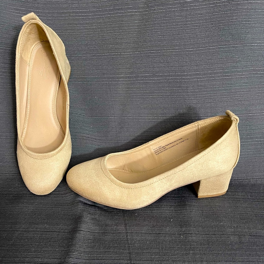 Universal Thread Goods Co Pumps